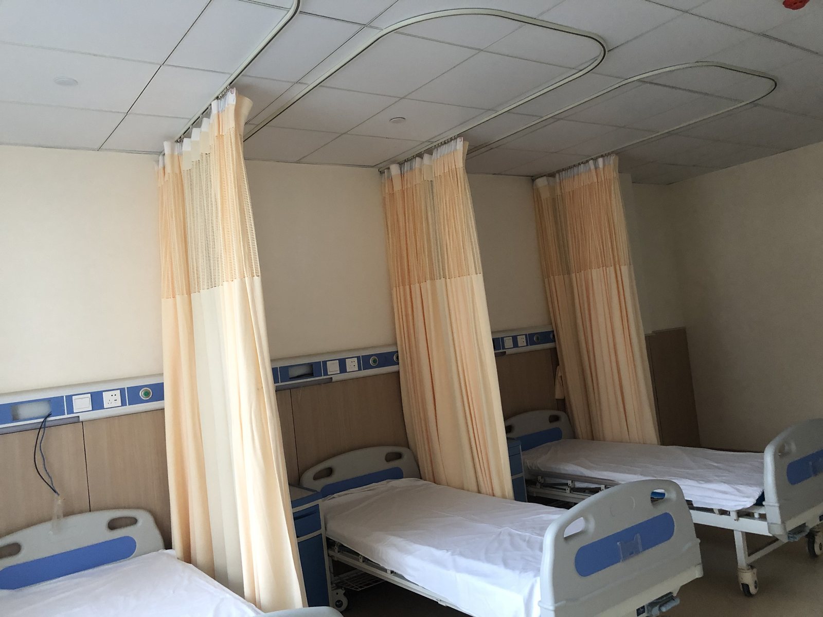 Medical clinic aluminum venetian blinds installation